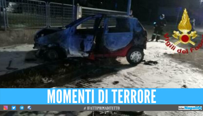 Follia in strada, investe ciclista e l'auto prende fuoco: scoppia la rissa tra ragazzi