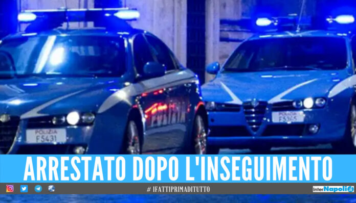 Scene da film a Napoli. Colpisce due taxi, durante la fuga sperona le auto di vigili e polizia