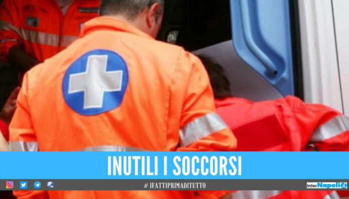 Accompagna i figli a scuola, Costantino si accascia e muore fuori scuola per un malore