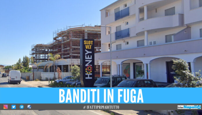 Rapina nella sala scommesse a Parete, i banditi scappano con il bottino