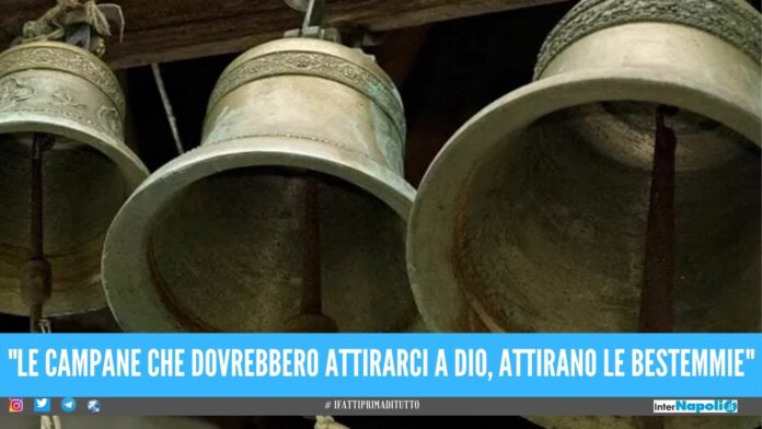 Il prete suona le campane e lei scende in piazza a bestemmiare