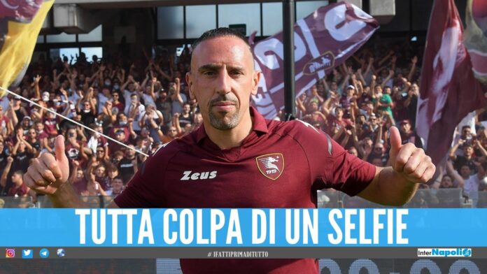 La giornata di presentazione di Frank Ribery è stata rovinata da una rissa scoppiata tra i tifosi granata. Volevano avere un posto migliore per fotografare La giornata di presentazione di Frank Ribery è stata rovinata da una rissa scoppiata tra i tifosi granata. Volevano avere un posto migliore per fotografare