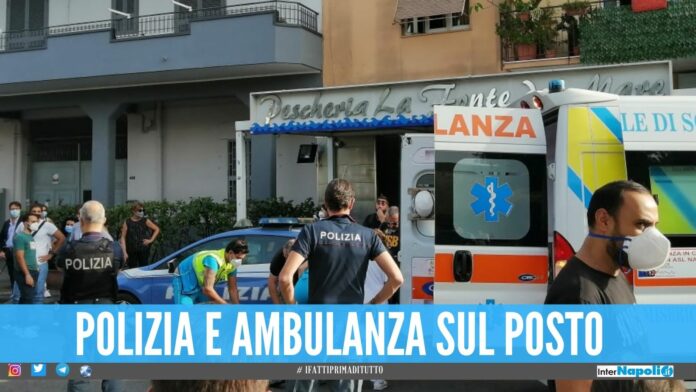 Paura davanti alla villa comunale di Giugliano, uomo si accascia a terra