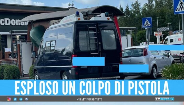 Rapinano il McDonald’s a Pomigliano, banditi in fuga con 50mila euro