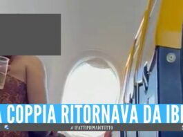 Sesso orale sul volo Ryanair, passeggero li filma e pubblica il video in rete