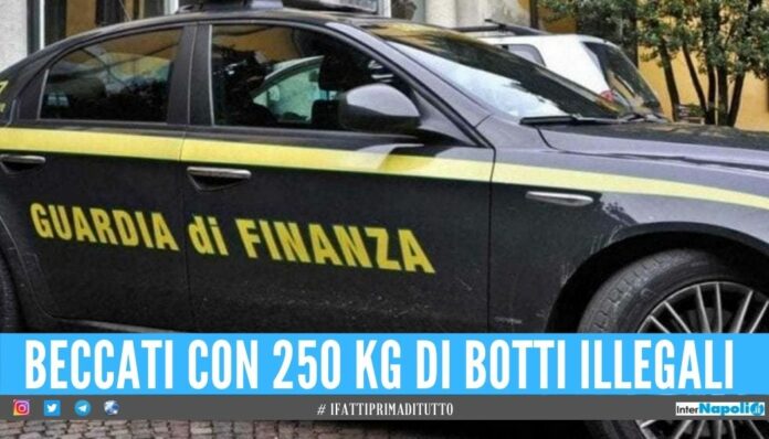 Si tenevano vestiti e fuochi d'artificio sequestrati, sospesi 3 finanzieri a Napoli