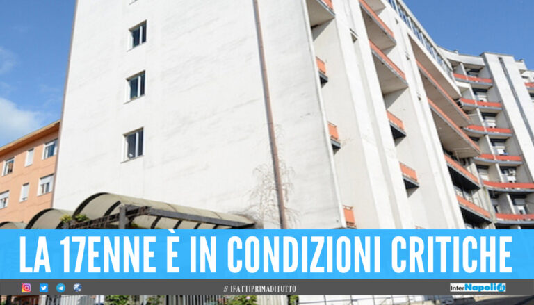 Dramma all'ospedale di Salerno, 17enne precipita dal quarto piano: è grave