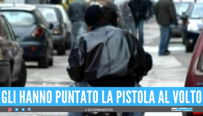 Paura in strada a Parete, comitiva di giovani rapinata e minacciata con una pistola