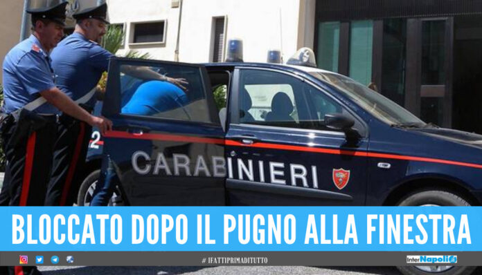 Follia a Napoli, 50enne si barrica in casa e prende la moglie a bastonate