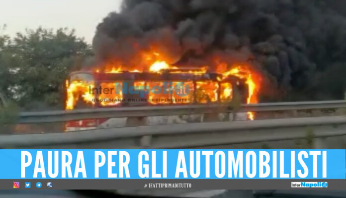 Bus in fiamme sul doppio senso