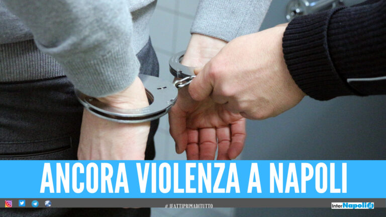 Violenza a Napoli, picchia la compagna e tenta di rubare la pistola ad un poliziotto: arrestato