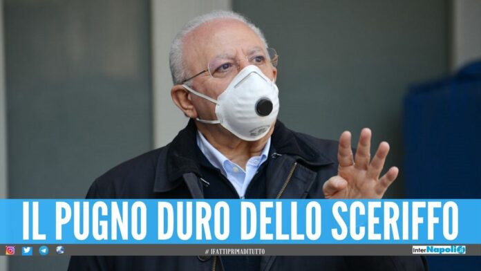 Ancora obbligo di mascherina all'aperto, De Luca pronto a firmare l'ordinanza