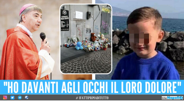 L'arcivescovo di Napoli Mimmo Battaglia e il piccolo Samuele Gargiulo