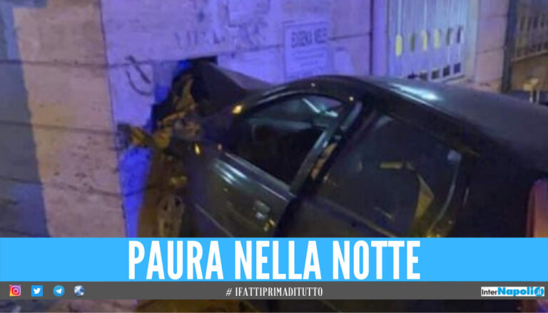 Spaventoso incidente a Napoli, auto si schianta contro il muro della banca