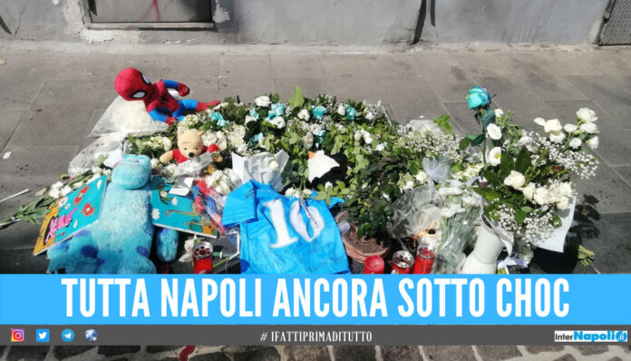 Strazio e dolore in via Foria, maglie di Maradona e Super Santos per ricordare il piccolo Samuele