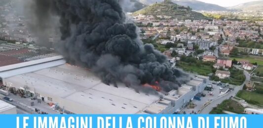 incendio Bomba ecologica in Campania, il cielo diventa nero dopo l'incendio