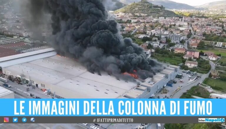 incendio Bomba ecologica in Campania, il cielo diventa nero dopo l'incendio