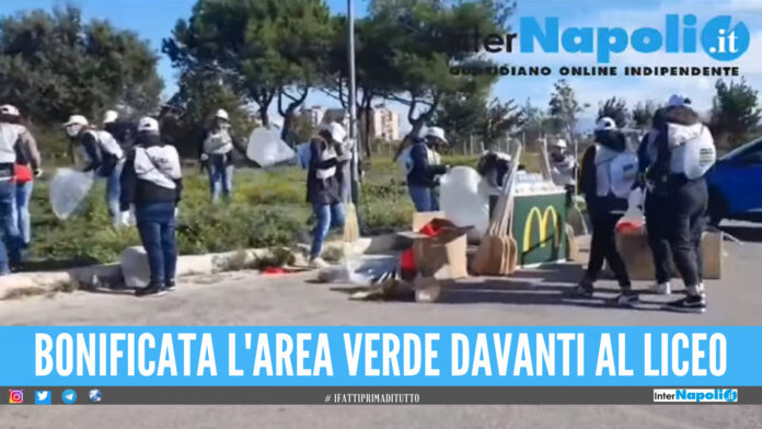 Giugliano, i dipendenti McDonald's e l'amministrazione comunale ripuliscono via Selva Piccola