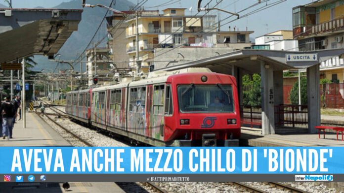Paura sulla Circumvesuviana, 35 trovato con spada e coltelli: non voleva indossare la mascherina