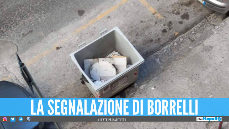 Secondigliano, cassonetto dei rifiuto occupa il posto per disabili: la foto