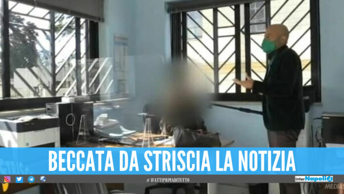 Luca Abete di Striscia la Notizia incontra la dipendete al Comune di Ercolano