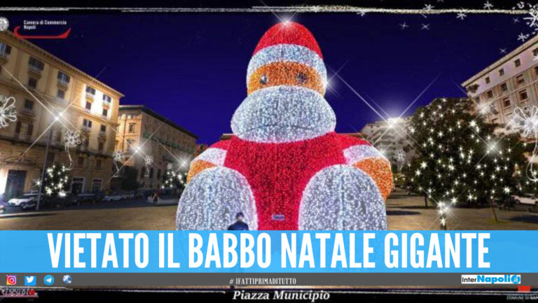 Napoli, la Soprintendenza dice no al Babbo Natale gigante: “Vietate strutture oltre 2 metri e mezzo”