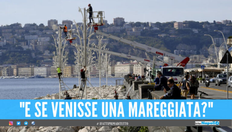 L'installazione delle luminare su lungomare di Napoli, foto ANSA