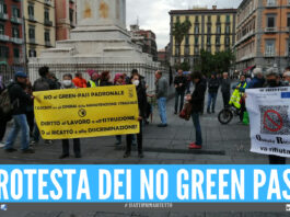 Napoli. Corteo contro il green pass sui luoghi di lavoro: "Strumento di controllo sociale''