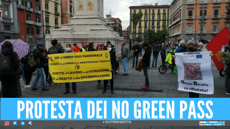 Napoli. Corteo contro il green pass sui luoghi di lavoro: “Strumento di controllo sociale”