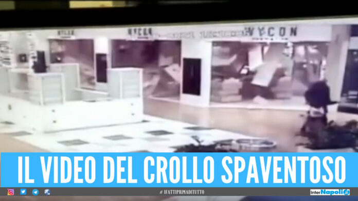 Paura al centro commerciale, crolla controsoffitto di un negozio: il video
