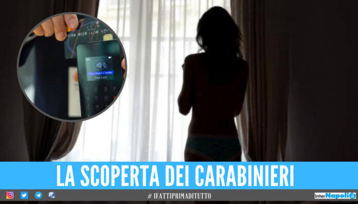 Paga la prostituta trans con la carta della madre, 50enne finisce nei guai