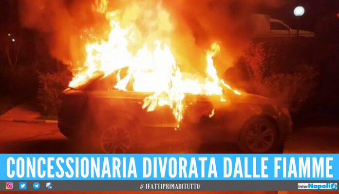 Incendio nella notte a Castellammare, concessionaria divorata dalle fiamme: 16 veicoli carbonizzati