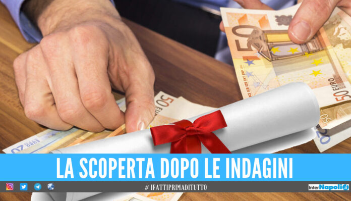 Scoperta la 'fabbrica' dei falsi diplomi a Salerno, oltre 550 persone indagate