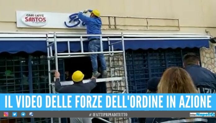 Rimossa l’insegna del Bar Moccia, era il quartier generale del clan