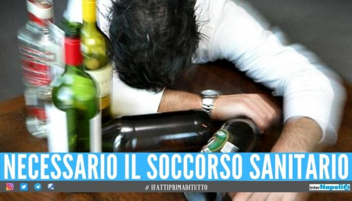 Ritrovato a terra nel centro storico di Napoli, 14enne finisce in coma etilico