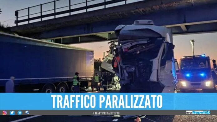 Scontro tra 4 tir sull'autostrada Milano-Napoli, 10 km di coda nel Casertano