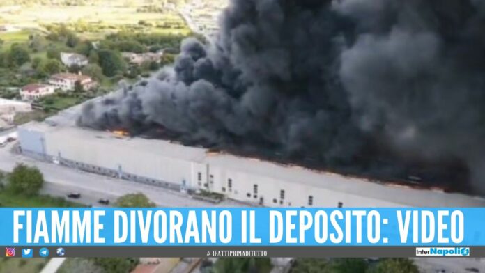 Scuole chiuse dopo l'incendio ad Airola, la nube arriva anche a Napoli