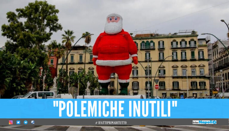 Babbo Natale nella piazza di Napoli, parla il soprintendente: 