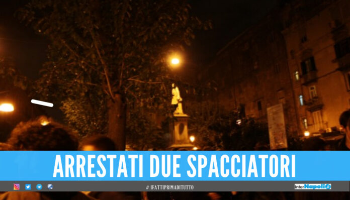 Sorpresi a spacciare in piazza Bellini a Napoli, 2 pusher arrestati dai falchi