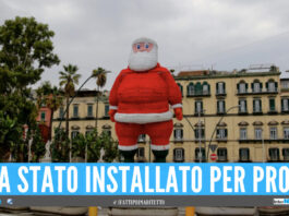 il gonfiabile di Babbo Natale installato ieri sul lungomare di Napoli, a piazza Vittoria