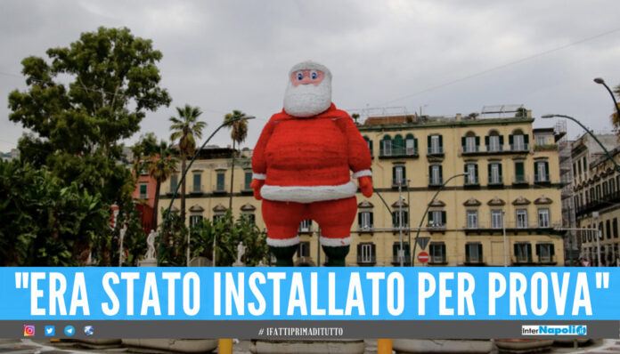 il gonfiabile di Babbo Natale installato ieri sul lungomare di Napoli, a piazza Vittoria