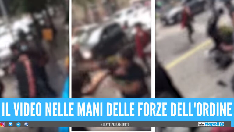 [Video]. Violenta rissa tra giovanissimi nel centro storico di Napoli, due contro uno fuori ad un bar