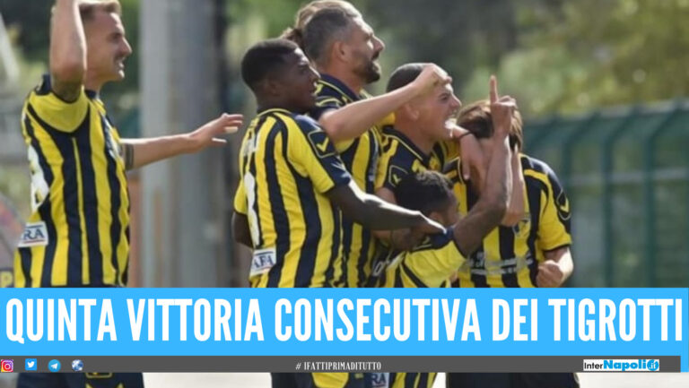 Il Giugliano si conferma una corazzata, 3 a 0 al Carbonia e primato solitario. Ferraro: “Stiamo onorando questi colori”