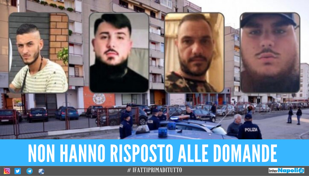 Mitra puntato contro la polizia in quattro fanno scena muta