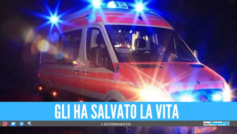 Malore mentre guida l'ambulanza a Salerno, il medico di bordo lo salva in extremis