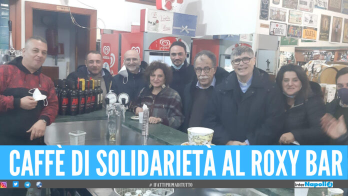 Arzano, caffè di solidarietà al Roxy bar dopo l'agguato Armando non va lasciato solo