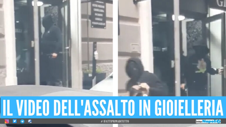 Assalto in gioielleria a Napoli, il video della fuga della 'banda delle tute nere'