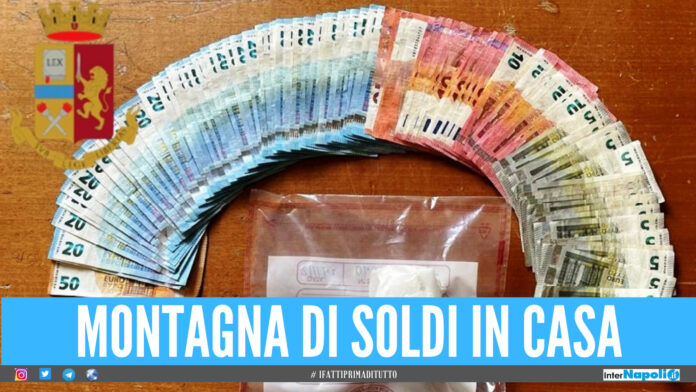Blitz in un appartamento a Napoli, scoperta montagna di soldi due in manette