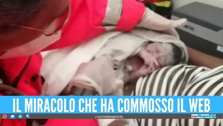 Miracolo della vita a Napoli, mamma e figlia salvate dopo il parto in casa
