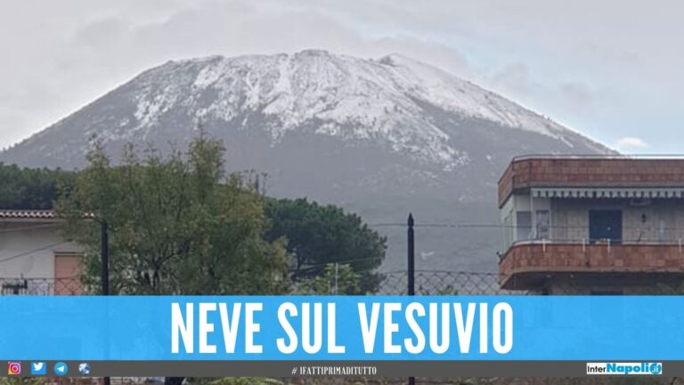 Vesuvio imbiancato dalla neve, Napoli si sveglia tra freddo e maltempo